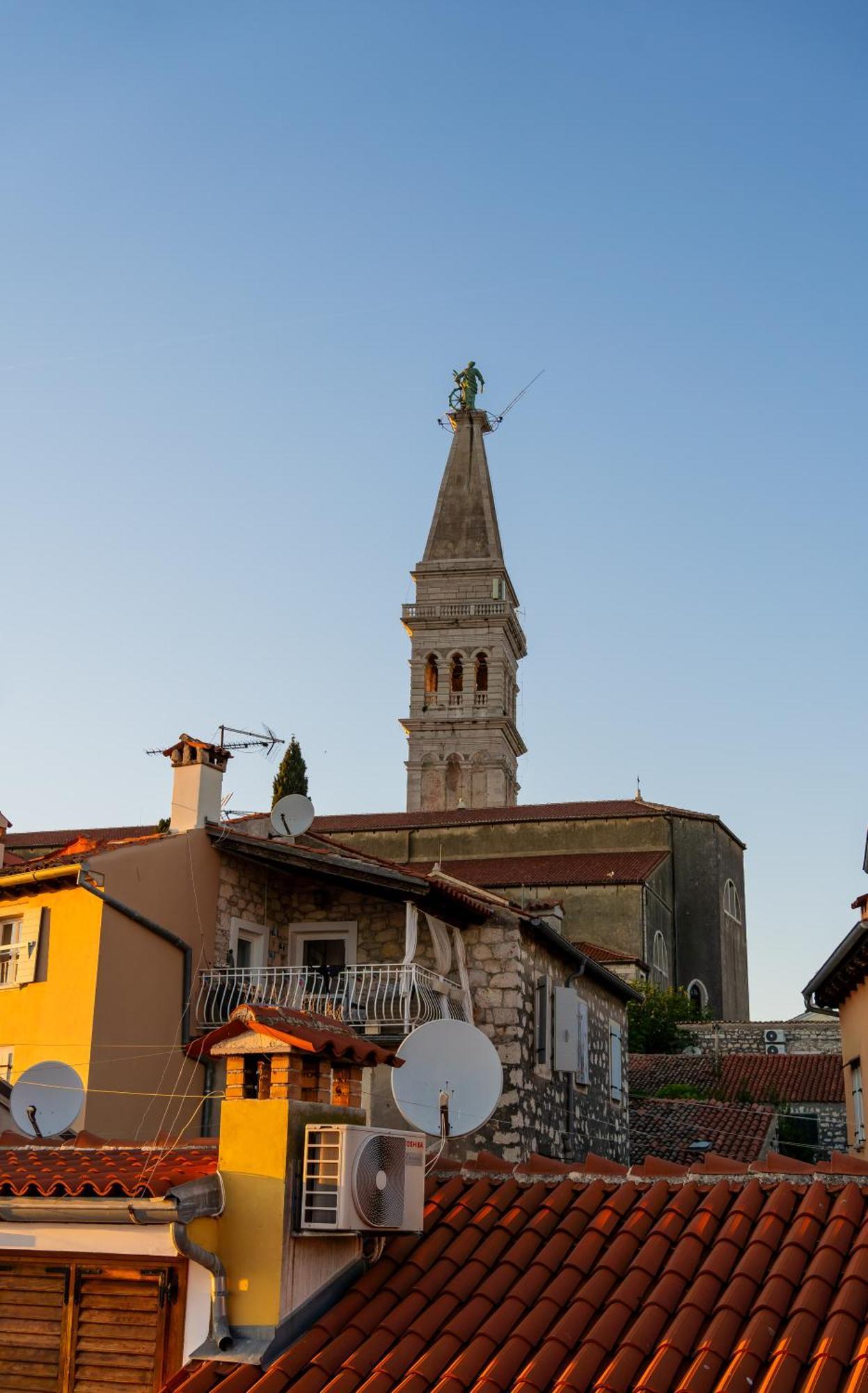 Old Town Seabreeze Residence Ровинь Экстерьер фото