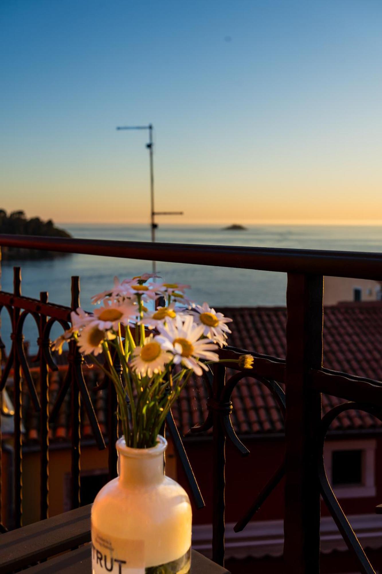 Old Town Seabreeze Residence Ровинь Экстерьер фото