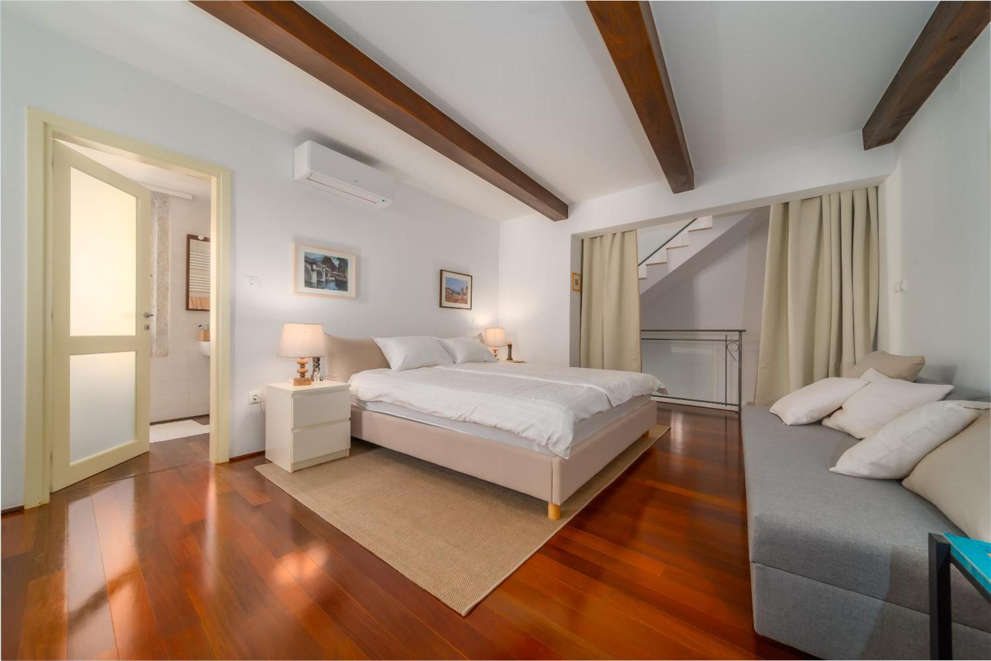 Old Town Seabreeze Residence Ровинь Экстерьер фото